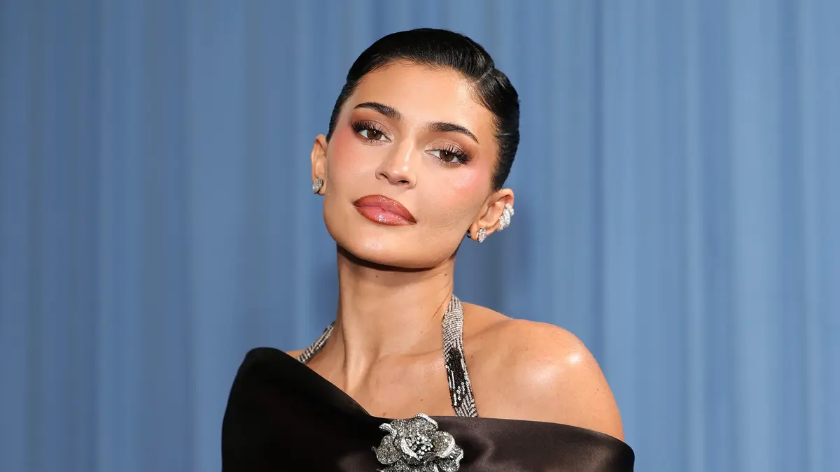 Kylie Jenner Bio, Age, Net Worth, Career, Kylie Cosmetics, Family, Children, & Relationship