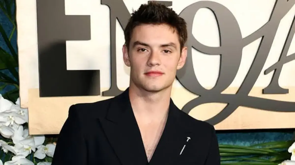 Louis Partridge Bio: Age, Height, Career, Family & Net Worth
